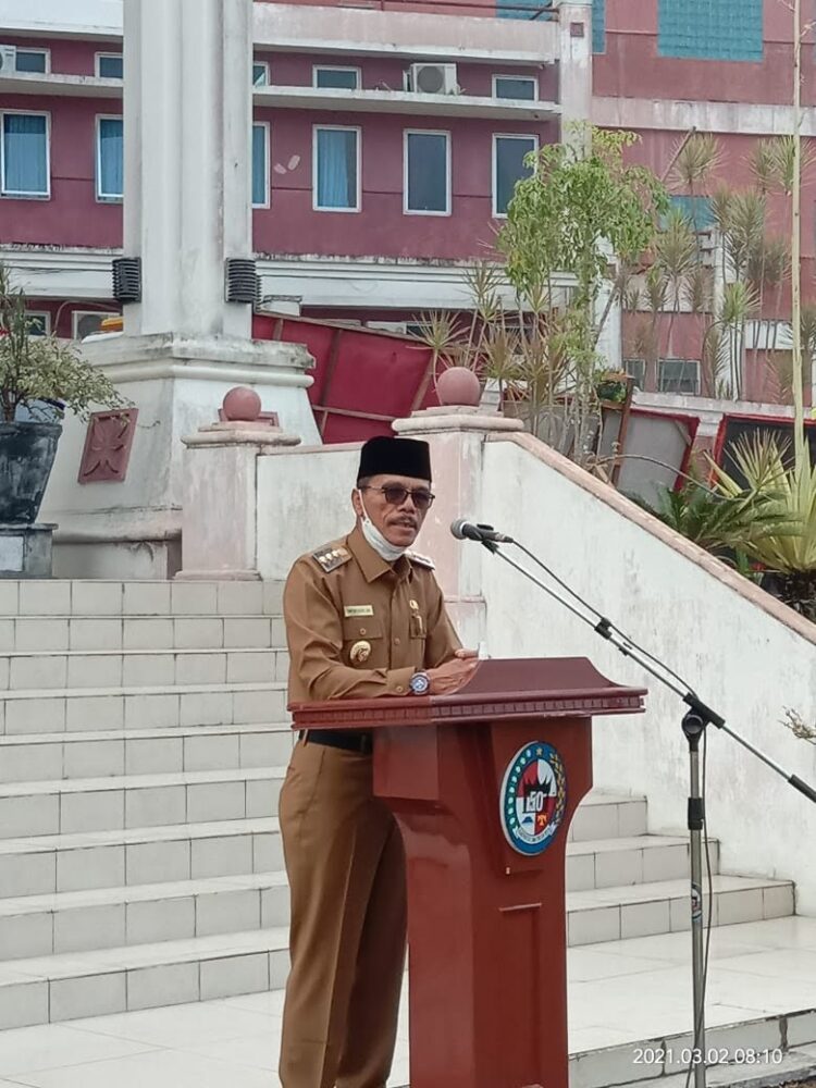 SAMBUTAN—Bupati Limapuluh Kota Safarudin saat menyampaikan sambutan pedananya di hadapan ASN Limapuluh kota pada apel pagi.