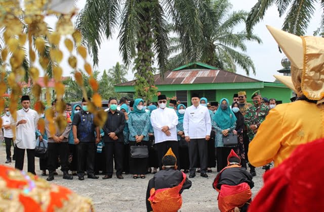 SAMBUT—Bupati Pasaman Benny Utama dan Wakil Bupati Pasaman Sabar AS beserta rombongan saat disambut oleh warga dengan tari pasambahan.