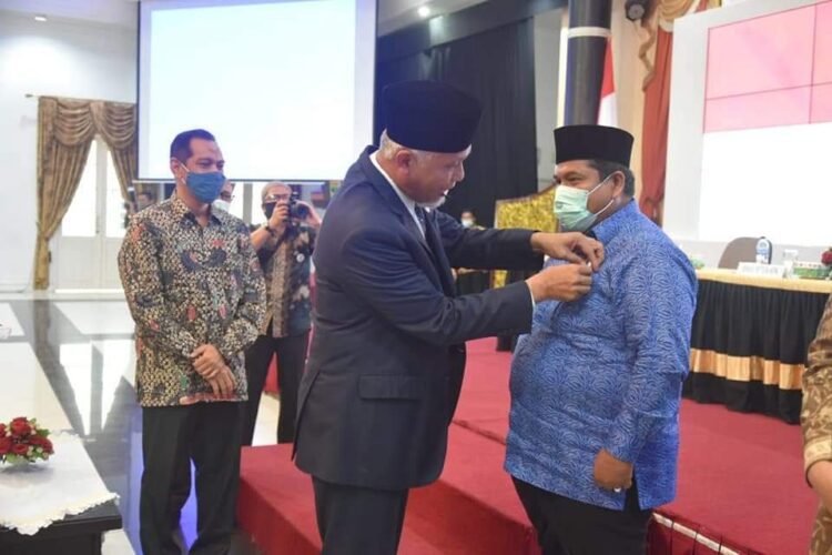 Gubernur Pasangkan Pin "Ayo Tolak Gratifikasi" 1 PASANGKAN PIN— Gubernur Sumbar Mahyeldi memasangkan pin ”Ayo Tolak Gratifikasi” kepada Bupati Suhatri Bur.