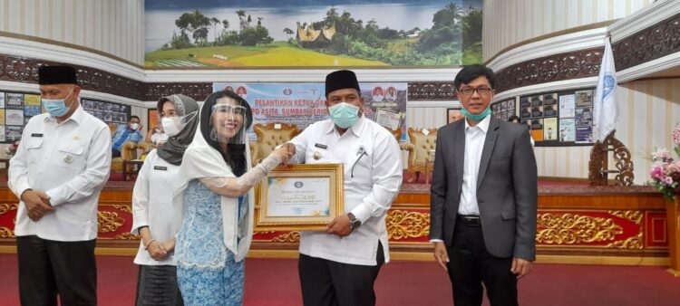 SERAHKAN— Presiden ASITA Dr.H.Rasmiati,M.Si serahkan penghargaan kepada Bupati Padangpariaman Suhatri Bur.
