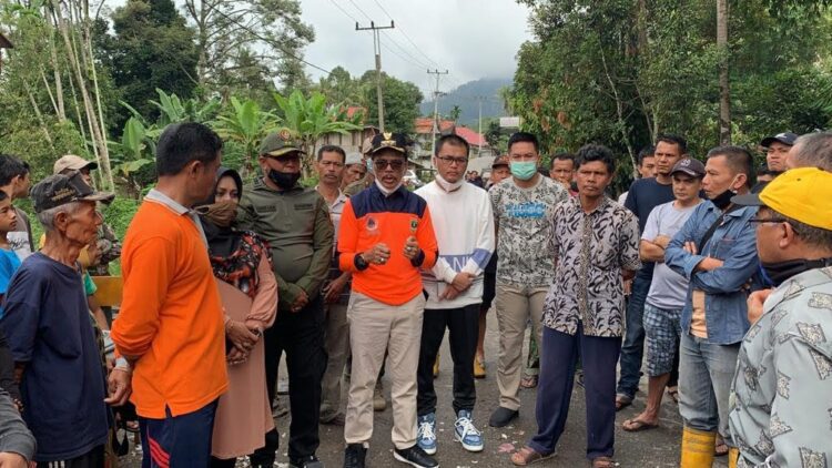 TINJAU—Bupati dan Wakil Bupati Lima Puluh Kota, Safaruddin Dt. Bandaro Rajo - Rizki Kurniawan Nakasri beserta Forkopimda dan pimpinan terkait meninjau kondisi jembatan yang ambruk.