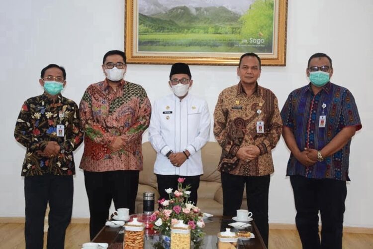 Bupati dan Wakil Bupati foto bersama dengan Direktur IPDN berserta jajaran.