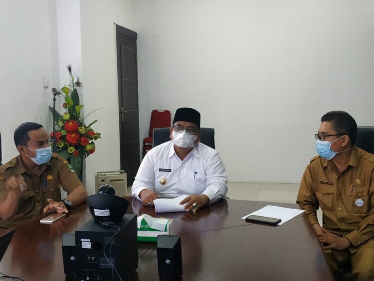 IKUTI—Suhatri Bur saat mengikuti video conference (vidcon) tentang pengumuman SKB 4 menteri terkait pelaksanaan proses belajar mengajar saat pandemi.