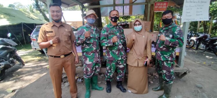 FOTO BERSAMA— Pasiter Kodim Lettu Inf. Aidil Adha foto bersama dengan tim DPMD Provinsi Sumbar.