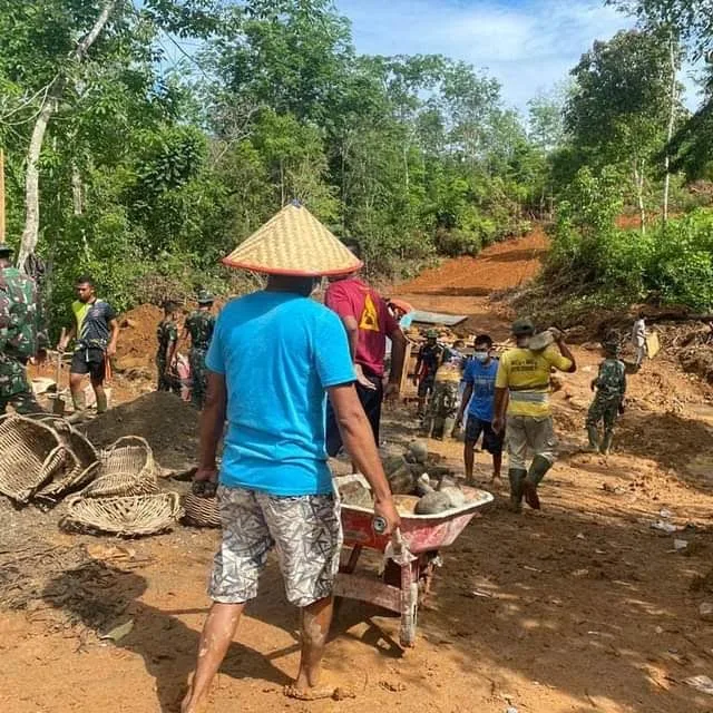 BERBAUR— Prajurit TNI dari Yonis 133/YS berbaur dengan mnasyarakat untuk pembangunan jembatan.