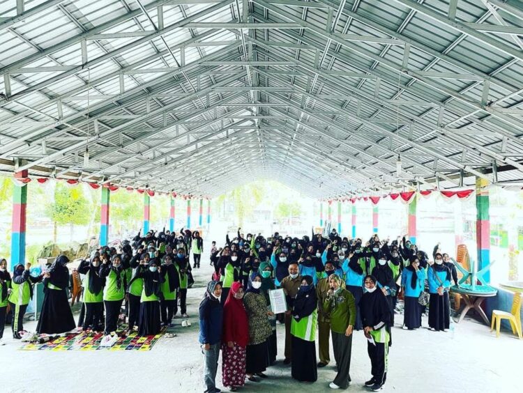 Bunda PAUD Gelar Pertemuan dengan Guru, Pastikan PAUD Patuhi Perpres 60 /2013 1 PERTEMUAN— Guru Paud gelar Pertemuan di lingkungan Kecamatan Kamang Baru bersama Bunda Paud Kabupaten Sijunjung yang baru, Ny.Riri Benny Dwifa.