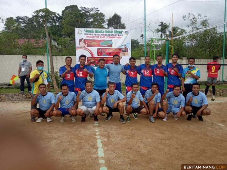FOTO BERSAMA– Tim Bola Voli Rutan Muara Labuh (berdiri) dan PWI Solsel (jongkok) foto bersama sebelum bertanding.