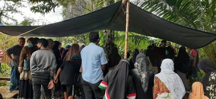 DIMAKAMKAN—Salah seorang mahasiswa UNP, Felisia Honesti yang menjadi korban Air Terjun Lubuk Hitam warga Lubuk Basung dimakamkan sekitar 250 meter dari rumah duka.