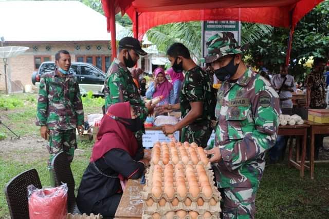 LAYANI—Tim Satgas Tentara Manunggal Masuk Desa (TMMD)  ke-110 Kodim 0308 Pariaman sedang melayani masyarakat.