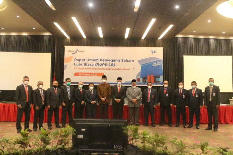 Gubernur Sumbar Mahyeldi bersama pemegang saham Bank Nagari dan direksi dan komisaris Bank Nagari.