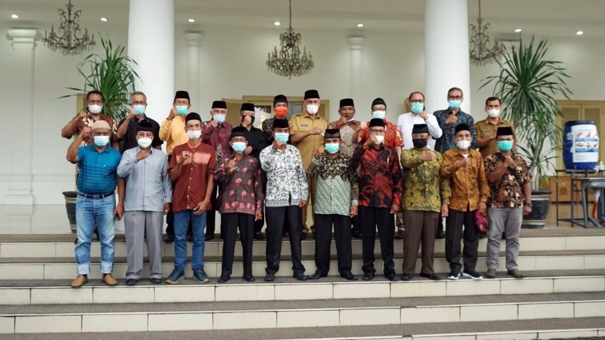 Gubernur Sumbar Mahyeldi foto bersama dengan Niniak maka dari Alam Surambi Sungai Pagu dan Banda Sapuluah. Serta PJ Sekdakab Solsel Doji Rahmat Samulo.