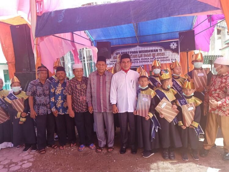 FOTO BERSAMA—Masdan, MAg saat foto bersama dengan para wisuda Hafiz Qur’an usai acara kemarin.