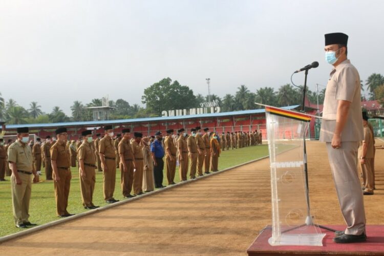 Benny Dwifa Gelar Apel Perdana, Tekankan Pembenahan Pelayanan Publik 1 APEL PERDNA—Bupati Sijunjung Benny Dwifa Yuswir bersama Wakil Bupati Iraddatillah memimpin apel organik perdana sebagai kepala daerah setelah dilantik, Jumat (26/2).