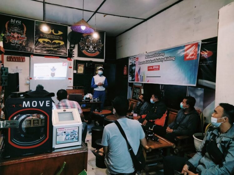 Sekitar 30 orang anggota komunitas Sepeda Motor Honda dengan tetap mengikuti standar protokol kesehatan dengan antusias mengikuti pelatihan keselamatan berkendara yang disampaikan oleh Dio Suryanto selaku Safety Riding Instructor PT.Hayati Pratama Mandiri. 