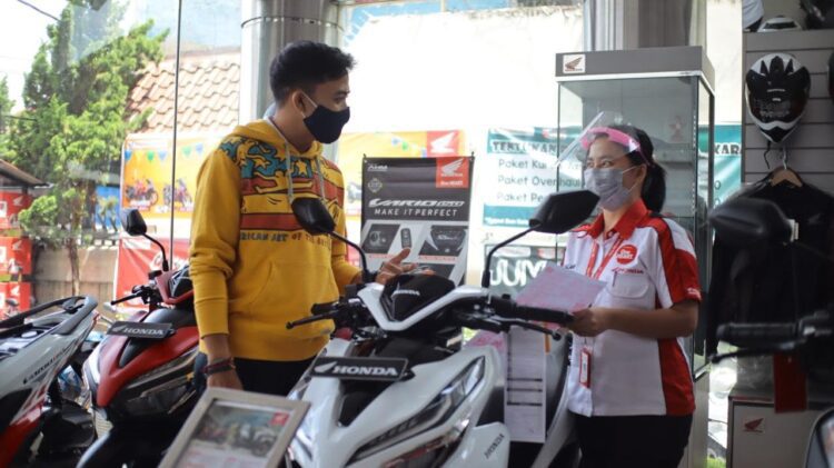 JELASKAN PROMO-Sales marketing Menara Agung menjelaskan promo-promo pembelian Honda Vario 125 kepada konsumen.