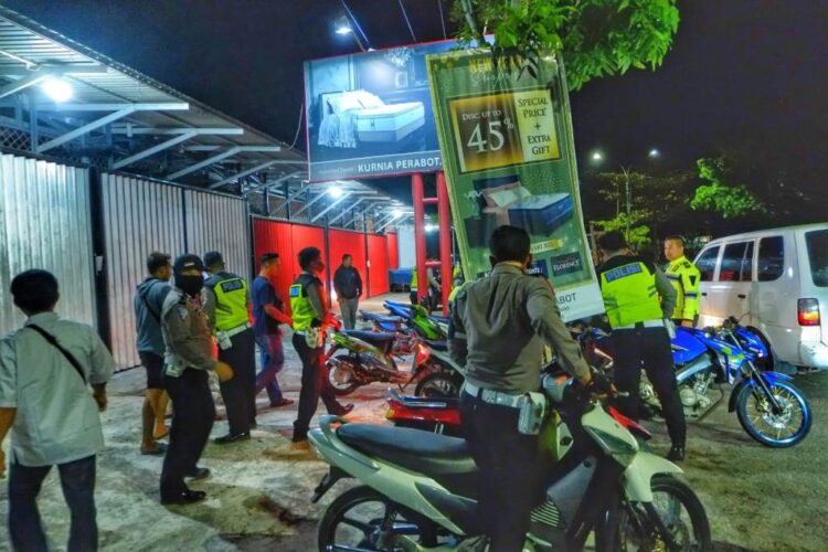 Satlantas Polres Pariaman saat melakukan razia motor bodong di jalan By Pass Pariaman.