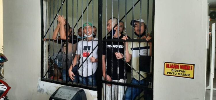 PEMINDAHAN TAHANAN —Para tahanan yang dipindahkan ke Rumah Tahanan Anak Aia, Kecamatan Kototangah menjalani pemeriksaan rapid tes di Kejaksaan Negeri Padang. 
