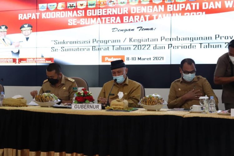 PIMPINAN—Gubernur Sumbar Mahyeldi Ansharullah saat memimpin rakor di Auditorium Gubernuran, Selasa (9/3) kemarin.