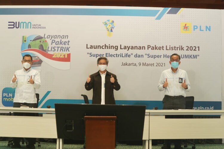KETERANGAN PERS— Direktur Niaga dan Manajemen Pelanggan PLN, Bob Saril saat melakukan Konferensi Pers di Jakarta, Selasa (9/3).