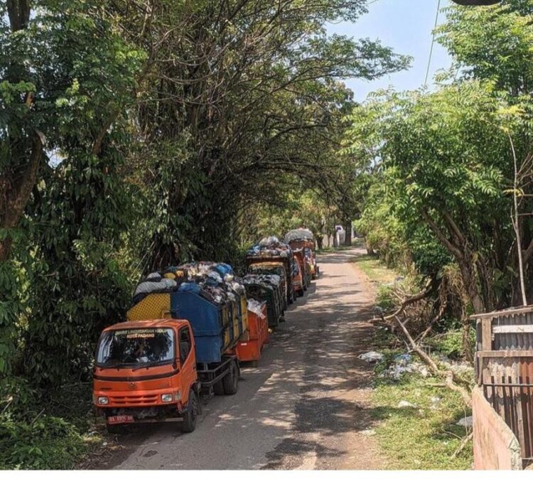 Alat Ekskavator TPA Aiadingi Rusak, Pembongkaran Sampah Terganggu, Puluhan Truk Antre 1 ANTREAN TRUK SAMPAH— Truk pembawa sampah harus mengantre di jalan masuk menuju TPA Aiadingin. Ini diakibatkan alat ekskavator yang rusak sehingga mengganggu proses pembongkaran sampah sejak Rabu (10/3) hingga Kamis (11/3).
