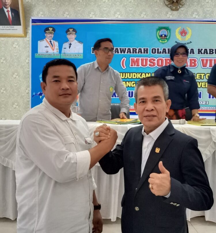 SALAM KOMANDO—Ketua KONI Pasaman terpilih aklamasi Tommy Irawan Sandra salam komando dengan Ketua KONI Sumbar Syaiful.