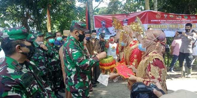 TINJAU LOKASI TMMD— Tim Wasev Mabes TNI AD, yang dipimpin oleh Mayor Jenderal TNI Irwan Zaini, S.I.P, M.Hum meninjau lokasi TMMD ke-110 Tahun 2021 Kodim 0308/Pariaman, Kamis (18/3).