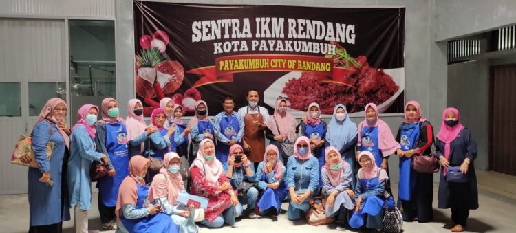 KUNJUNGAN— Sekretaris Disnakerin Andiko Jumarel didampingi Kepala UPTD Sentra IKM Randang Novit Ardy dan jajaran mengajak rombongan tamu DW Unand ke kunjungi Galeri The City Of Randang sambil foto bersama.