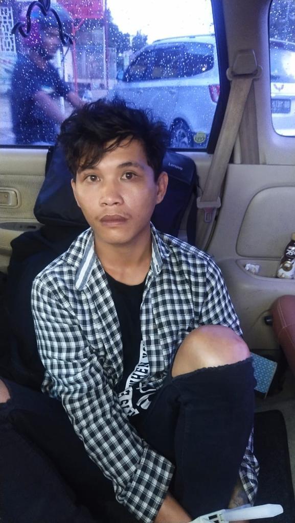 BERSAMA BB— Tersangka YL 
dan barang bukti satu unit motor 
merk Honda Beat tanpa nomor polisi diamankan 
di Mako Polres Padangpanjang.