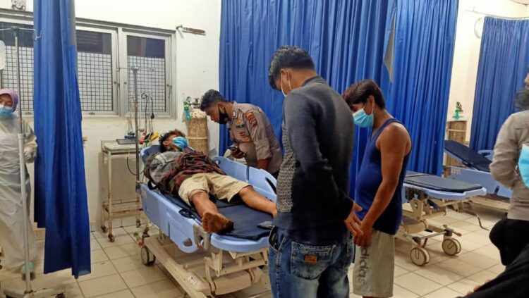 DISAMBAR PETIR— Korban Yan Fernando (16) saat menjalani perawatan intensif di IGD RSUD Sungai Dareh Dharmasraya usai tersambar petir di Dharmasraya, Jumat (19/3) dini hari.