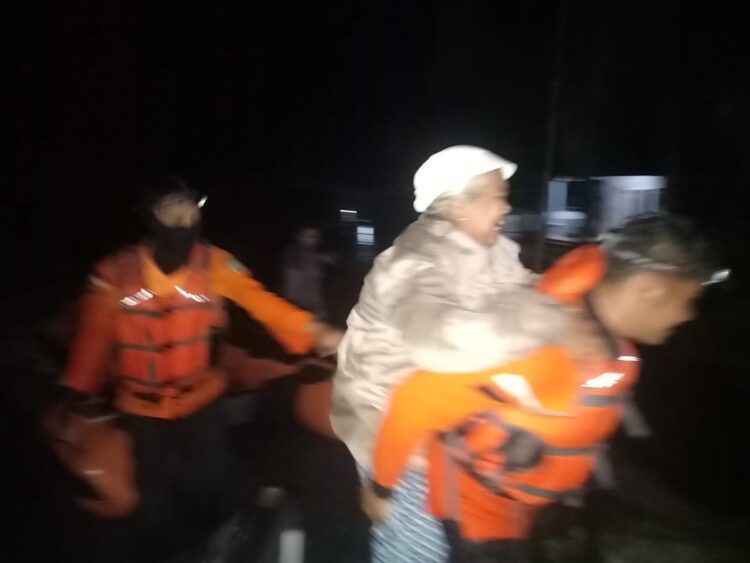 EVAKUASI—Terlihat tim terpadu saat melakukan evakuasi seorang lansia.