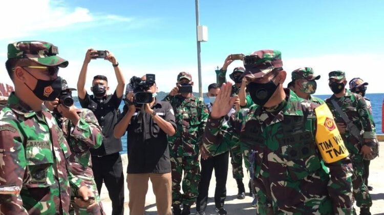 SAMBUT— Tim Wasev Mabes TNI AD yang dipimpin oleh Kolonel Inf Yudi Ruskandar berkunjung ke Tuapejat, Kabupaten Kepulauan Mentawai, Rabu (17/3) meninjau pelaksanaan TMMD ke-110 di daerah tersebut.