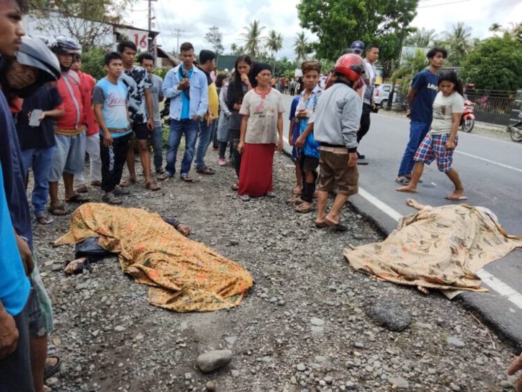 TEWAS DITABRAK—Pasangan suami istri (pasutri) tewas akibat sepeda motor yang dikendarai ditabrak mobil Ambulans Puskessmas Parit di Jorong Sungai Paku, Kecamatan Kinali.