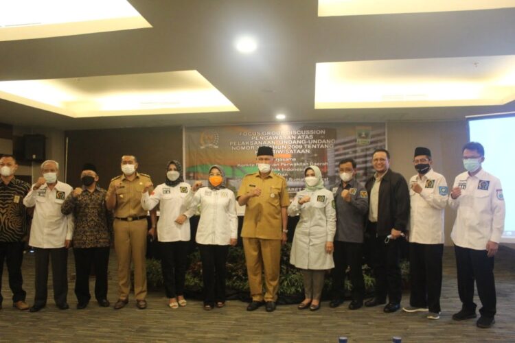 FOTO BERSAMA— Gubernur Mahyeldi Ansharullah, Wakil Gubernur Audy Joinaldy bersama Ketua Komite III DPD RI, Syilviana Murni dan Anggota, saat kegiatan FGD Pengawasan UU Nomor 10 Tahun 2009 tentang Kepariwisataan, Senin (22/3) di Padang.