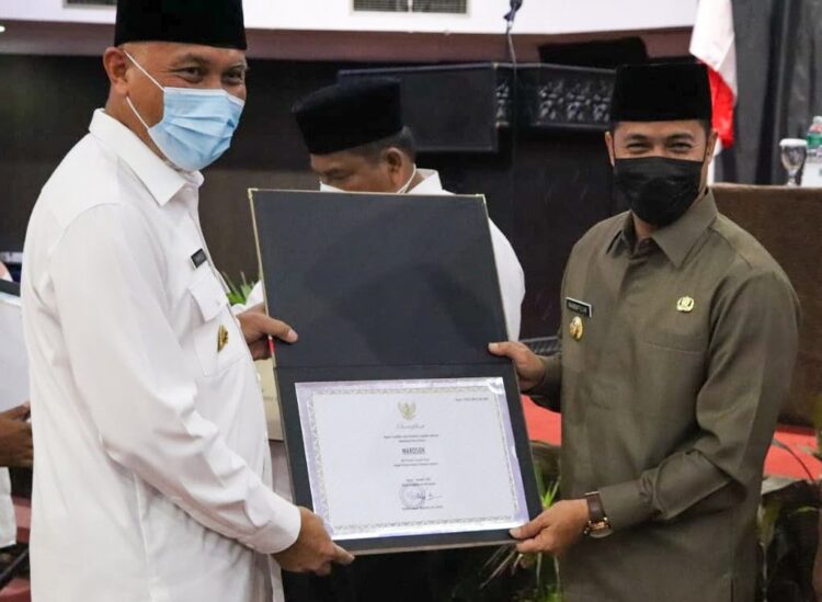 SERAHKAN SERTIFIKAT—Gubernur Sumbar Mahyeldi menyerahkan sertifikat warisan budaya tak benda untuk tradisi marosok di Kabupaten Sijunjung kepada Wabup Iraddatillah.