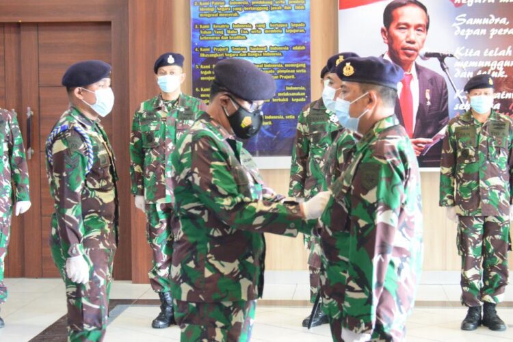 Jabatan Aspers Lantamal II Disertijabkan 1 PASANGKAN TANDA JABATAN— Komandan Pangkalan Utama TNI AL II (Danlantamal II) Laksamana Pertama TNI Hargianto pasangkan tanda jabatan.