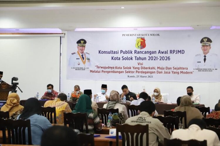 DISKUSI PUBLIK— Wali Kota Solok  Zul Elfian menghadiri forum diskusi publik Rancangan Awal RPJMD Tahun 2021-2026.