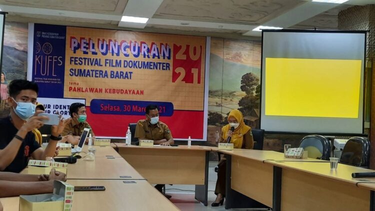 Festival Film Dokumenter Sumbar Tahun 2021 Bakal Diluncurkan 1 LUNCURKAN—Asisten III, Bidang Administrasi Umum dan Kesra, Setdaprov Sumbar, Nasir Ahmad bersama Kepala Dinas Kebudayaan Sumbar, Gemala Ranti meluncurkan Festival Film Dokumenter Sumbar bertajuk Dokufes 2021, Selasa (30/3) di Gedung Kebudayaan Sumbar.