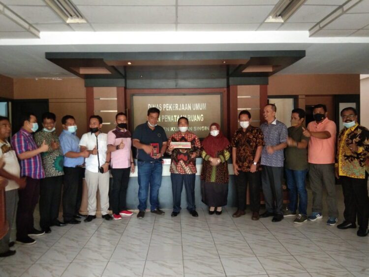 KUNKER — Komisi III DPRD Kota Padang mengunjungi kantor Dinas PUPR Kabupaten Kuantan Singingi (Kuansing), Kamis 
(18/3).