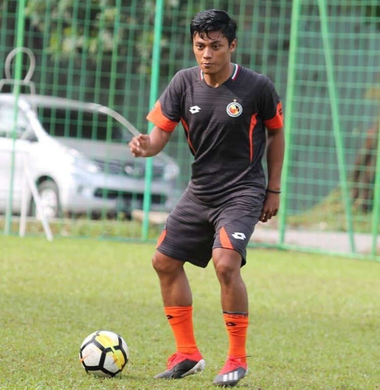 HIJRAH—Eks Pemain Semen Padang FC Irsyad Maulana saat berseragam Semen Padang yang kini telah berseragam Persita Tangerang