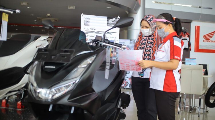 Promo All New Honda PCX, Menara Agung Berikan Jaket dan Helm Gratis 1 JELASKAN PROMO-Sales marketing Menara Agung jelaskan promo All New Honda PCX kepada konsumen.