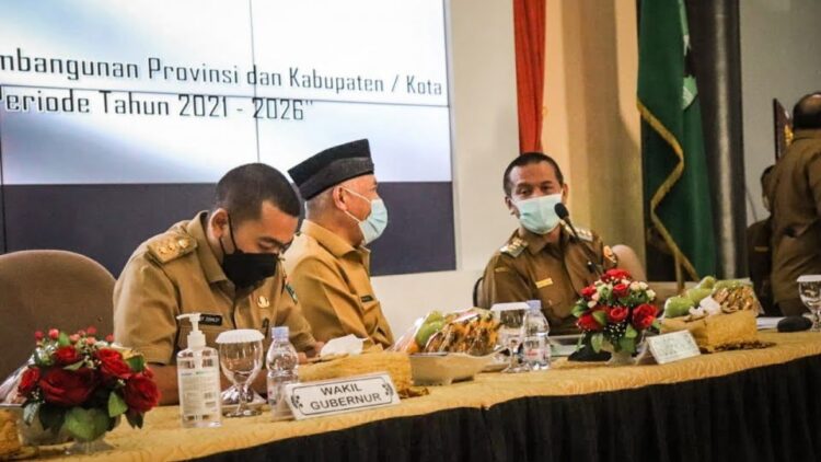 Jembatan Penghubung Lama Terbengkalai 1 BERSAMA GUBERNUR—Wali Kota Pariaman Genius Umar menyampaikan kepada Gubernur Sumbar Mahyeldi Ansharullah dan Wakil Gubernur Sumbar Audy Joinaldy, tentang kondisi jembatan yang terbengkalai.