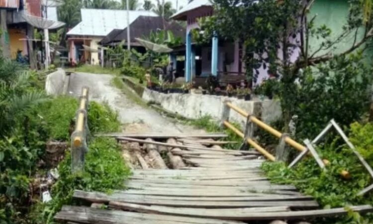 RUSAK— Kondisi jembatan penghubung dua perkampungan di Kecamatan Tigo Nagari, Pasaman rusak berat dan harus menjadi perhatian khusus.