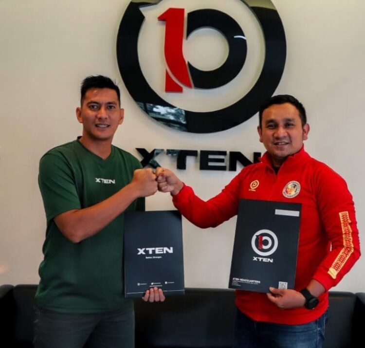 Tim Kabau Sirah Gaet Apparel Baru 1 KERJA SAMA—Manejer Tim Semen Padang FC yang sekaligus Direktur Operasional PT Kabau Sirah Semen Padang, Effendi Syahputra menjalin kontrak kerja sama dengan Xten Apparel.