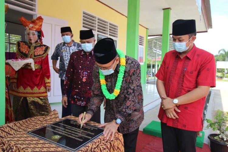 RESMIKAN—Kakanwil Kemenag Hendri meresmikan RKB MTsN 1 Sawahlunto dengan menandatangani prasasti peresmian.