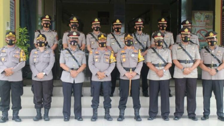 FOTO BERSAMA—Kapolres Pesisir Selatan AKBP. Sri Wibowo, S.IK berfoto bersama dengan jajaran usai sertijab.