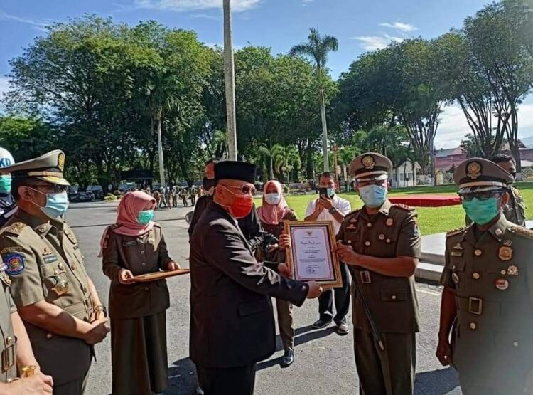 TERIMA PENGHARGAAN—Kasat Pol PP dan Damkar Kota Payakumbuh, Devitra menerima penghargaan terbaik I se-Sumbar.
