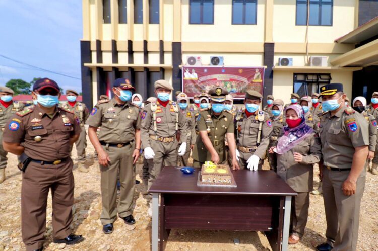 POTONG KUE— Kasat Pol PP dan Damkar Kota Payakumbuh saat memotong kue ulang tahun usai upacara di halaman kantor Pol PP.