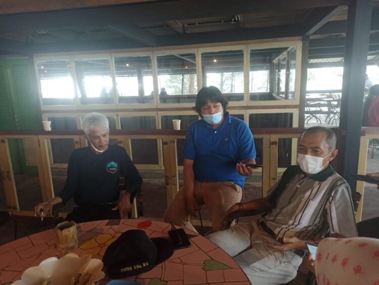 Kepala Disparpora Kabupaten Agam Syatria bersama Owner Soul Puncak Lawang Zola Pandoe diwawancarai awak media