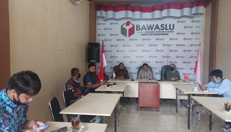 BERTEMU WARTAWAN—Ketua Bawaslu dan Komisioner berbincang hangat dengan wartawan.