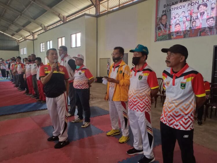 ARAHAN—Ketua KONI Sumbar Syaiful didampingi Ketua Tim Pelatprov PON  Togi P Tobing beri pengaahan terhadap atlet Sumbar saat latiihan bersama.